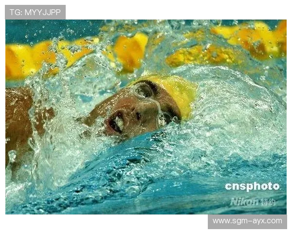 格兰特·哈克特800米自由泳夺冠，展现游泳传奇风采